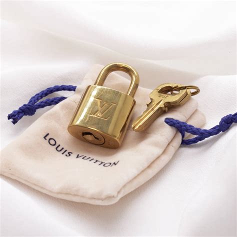 schloss kette louis vuitton|louis vuitton luggage charm.